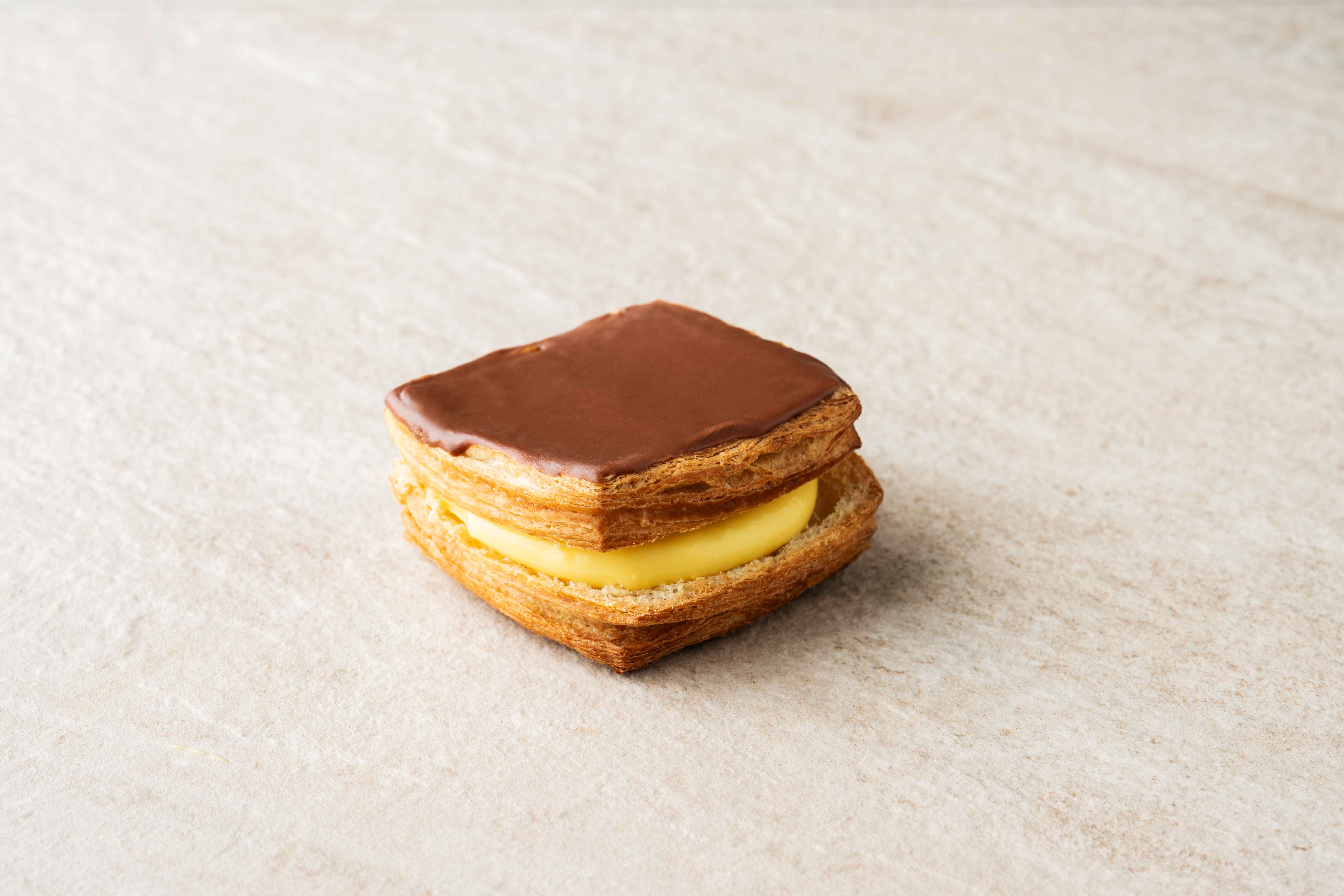 Vierkantje met gele crème en chocolade